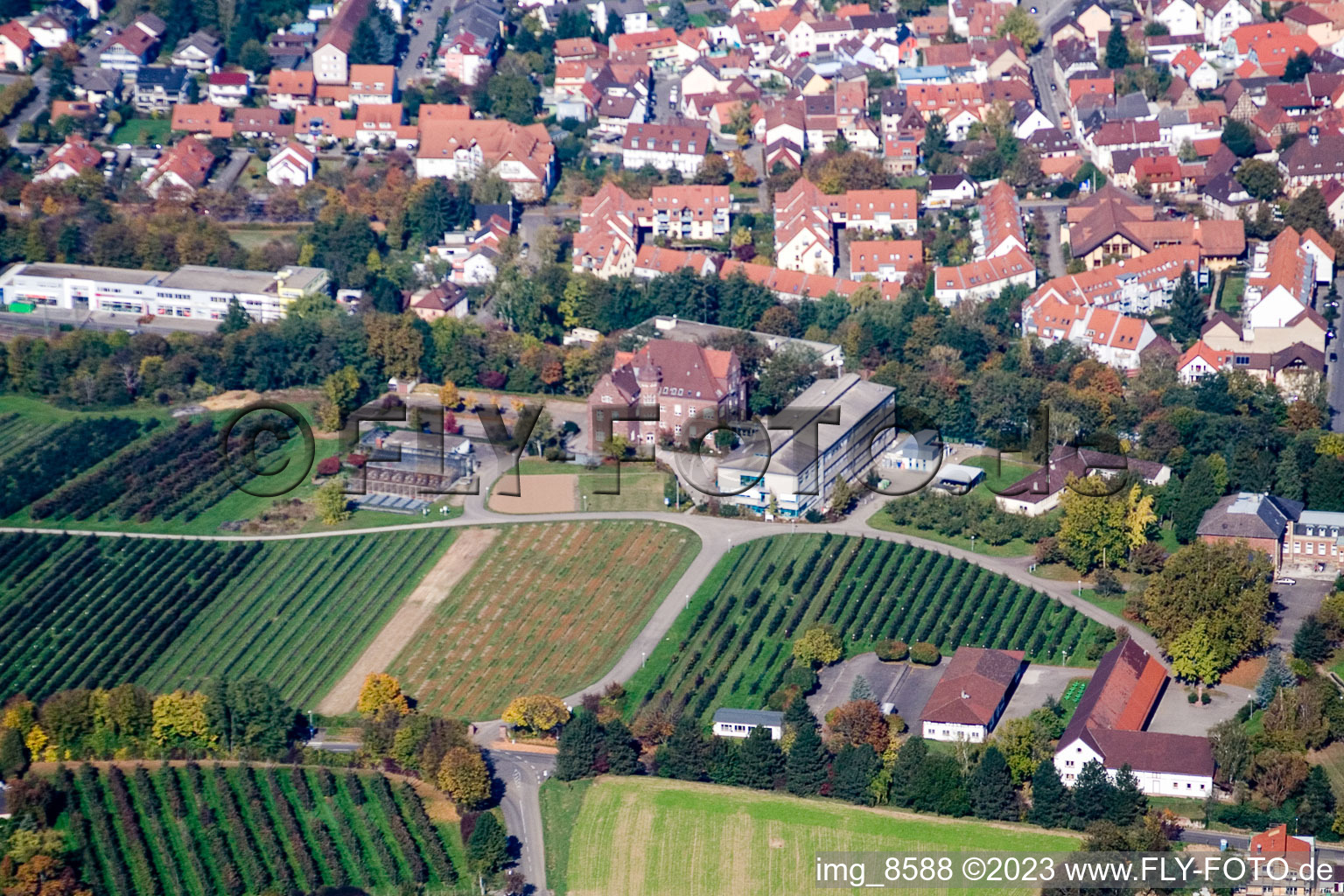 Vue aérienne de Augustenbourg à le quartier Grötzingen in Karlsruhe dans le département Bade-Wurtemberg, Allemagne