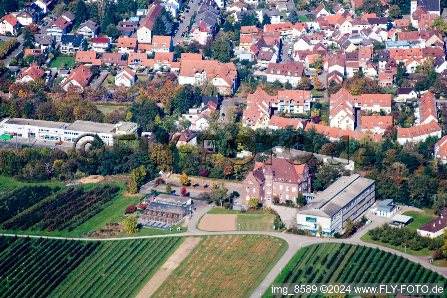 Vue aérienne de Bâtiment de recherche et complexe de bureaux Centre de technologie agricole d'Augustenberg à le quartier Durlach in Karlsruhe dans le département Bade-Wurtemberg, Allemagne