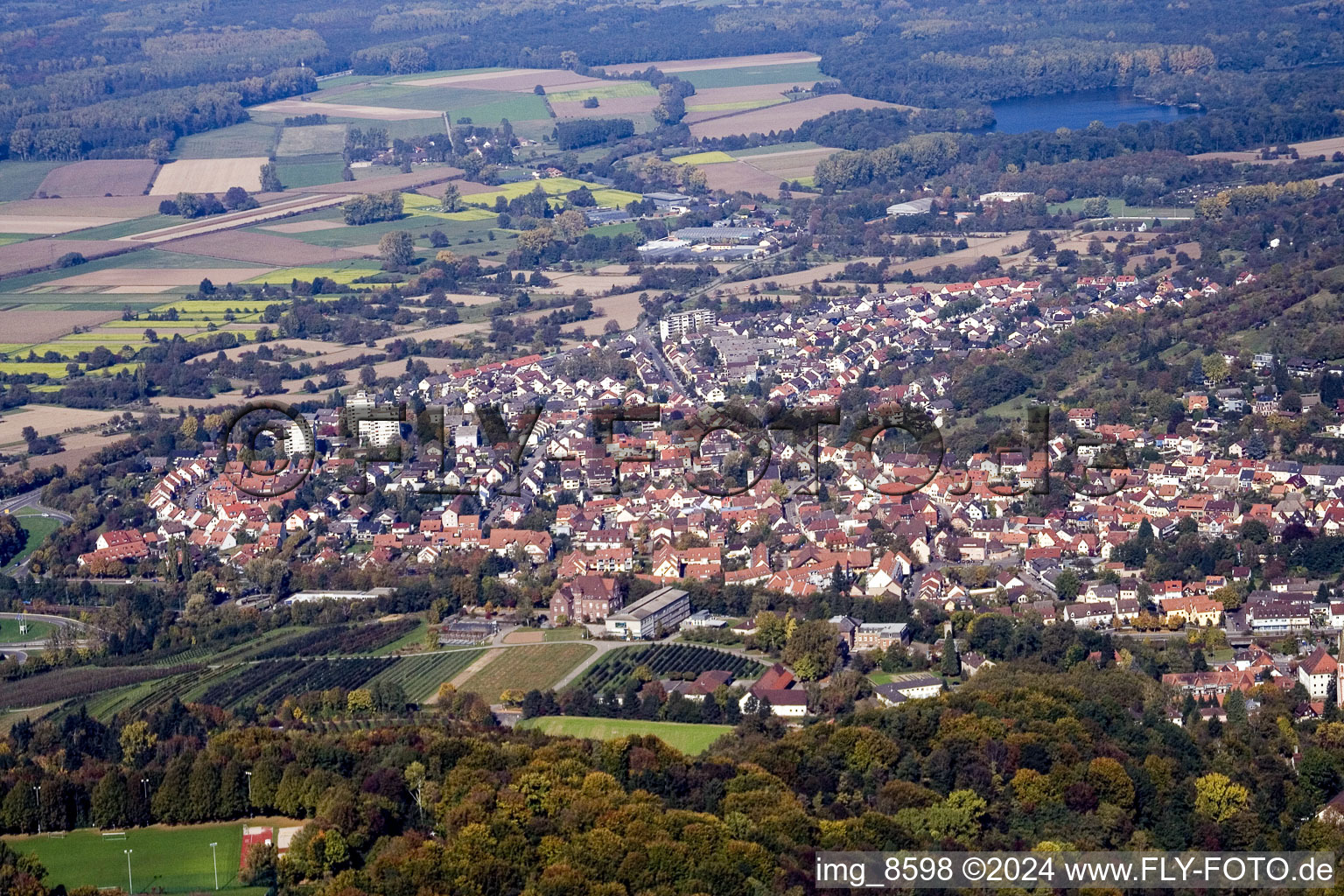 Vue aérienne de Vue des rues et des maisons des quartiers résidentiels à le quartier Grötzingen in Karlsruhe dans le département Bade-Wurtemberg, Allemagne