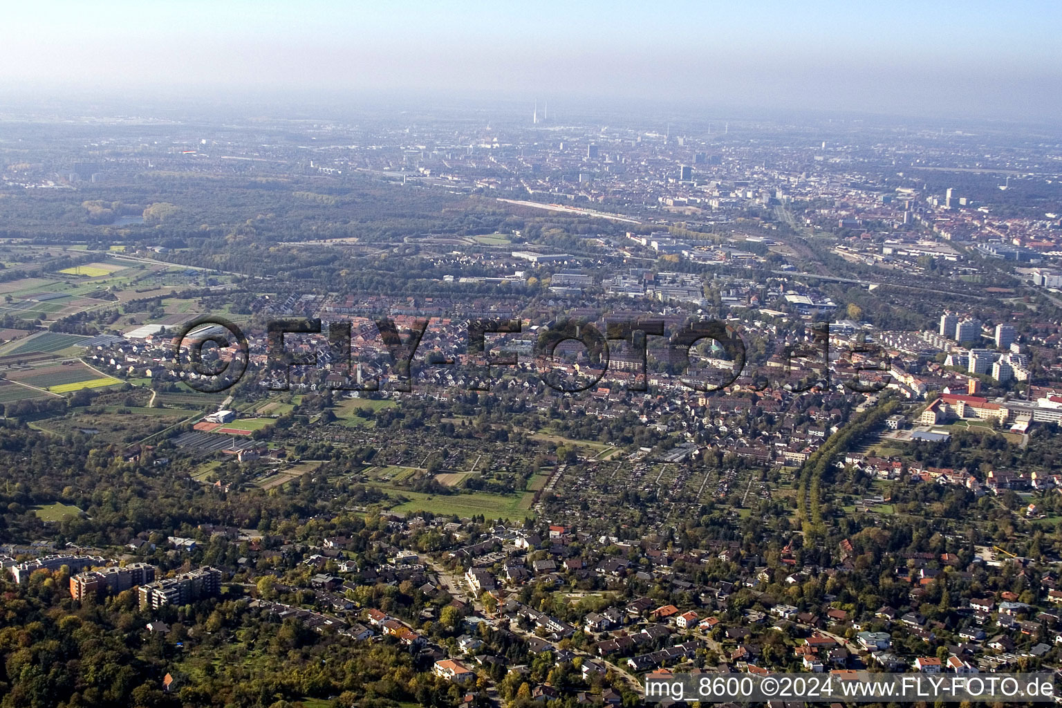 Vue aérienne de Durlauch Aue depuis l'est à le quartier Durlach in Karlsruhe dans le département Bade-Wurtemberg, Allemagne