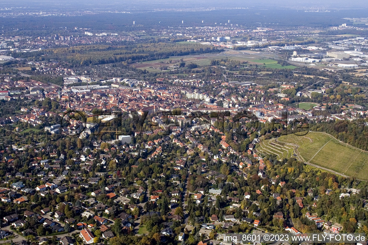 Vue aérienne de Du sud-est à le quartier Durlach in Karlsruhe dans le département Bade-Wurtemberg, Allemagne