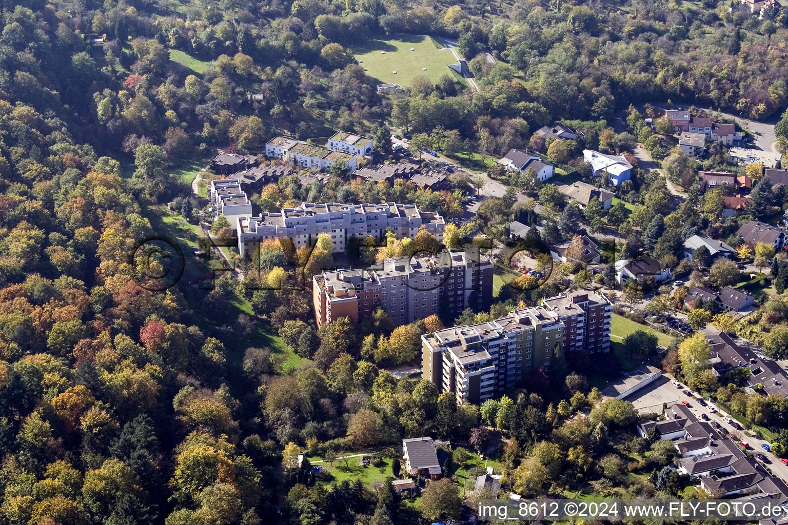 Vue aérienne de Immeubles résidentiels de grande hauteur sur la Max Beckmannstrasse dans le quartier de Geigersberg dans la zone urbaine à le quartier Durlach in Karlsruhe dans le département Bade-Wurtemberg, Allemagne