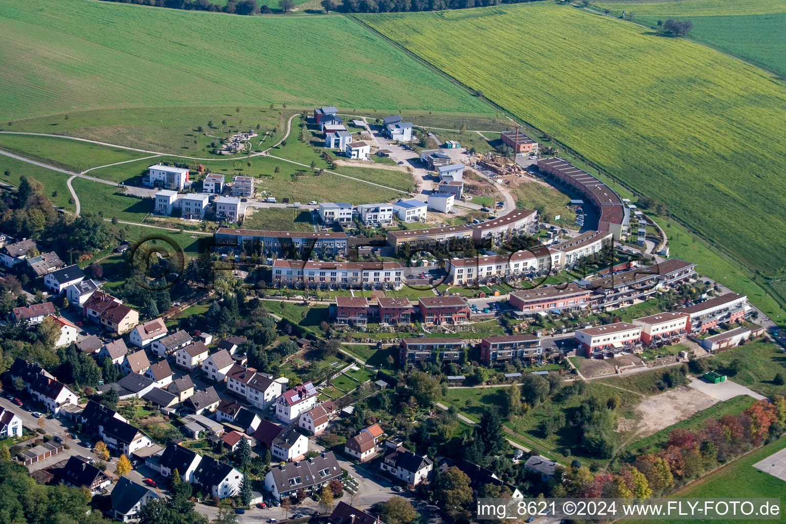 Vue aérienne de Quartier résidentiel d'un village de maisons mitoyennes Cinquante acres à le quartier Hohenwettersbach in Karlsruhe dans le département Bade-Wurtemberg, Allemagne