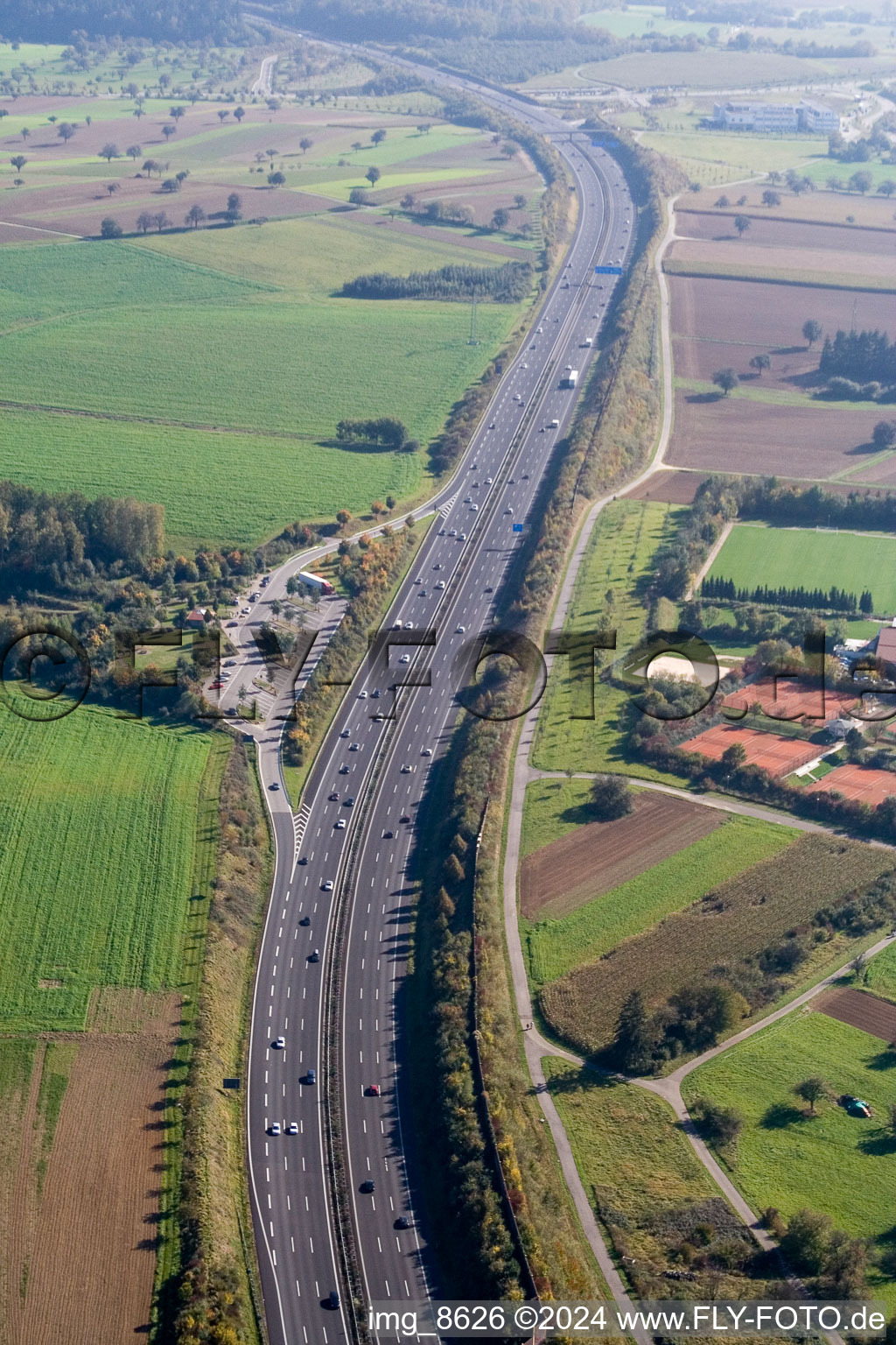 Vue aérienne de Tracé et voies longeant l'aire d'autoroute et le parking du BAB A8 à le quartier Hohenwettersbach in Karlsruhe dans le département Bade-Wurtemberg, Allemagne