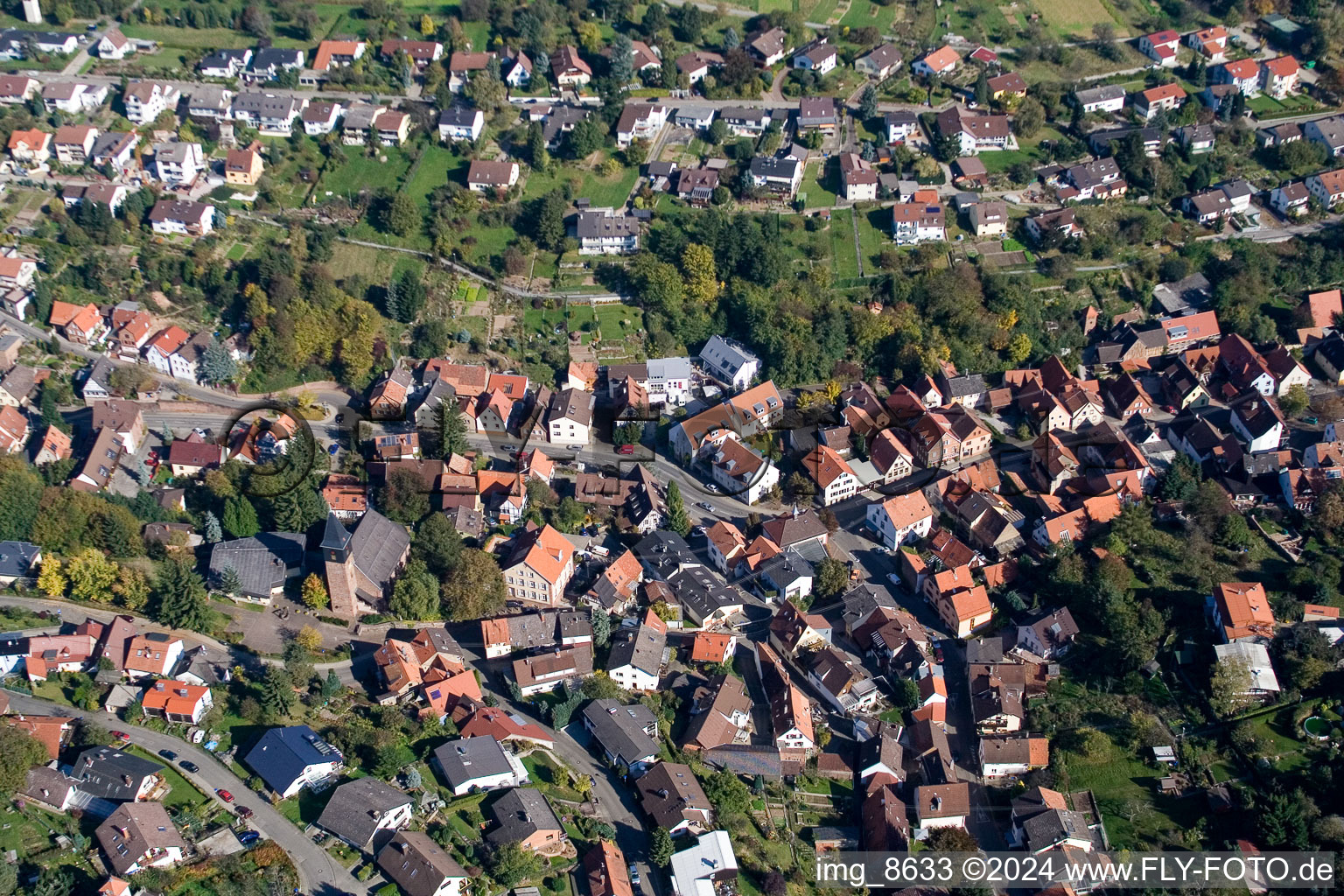 Vue aérienne de Vue sur le village à le quartier Grünwettersbach in Karlsruhe dans le département Bade-Wurtemberg, Allemagne