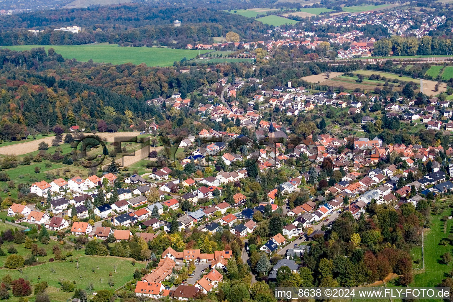 Vue aérienne de Vue sur le village à le quartier Grünwettersbach in Karlsruhe dans le département Bade-Wurtemberg, Allemagne