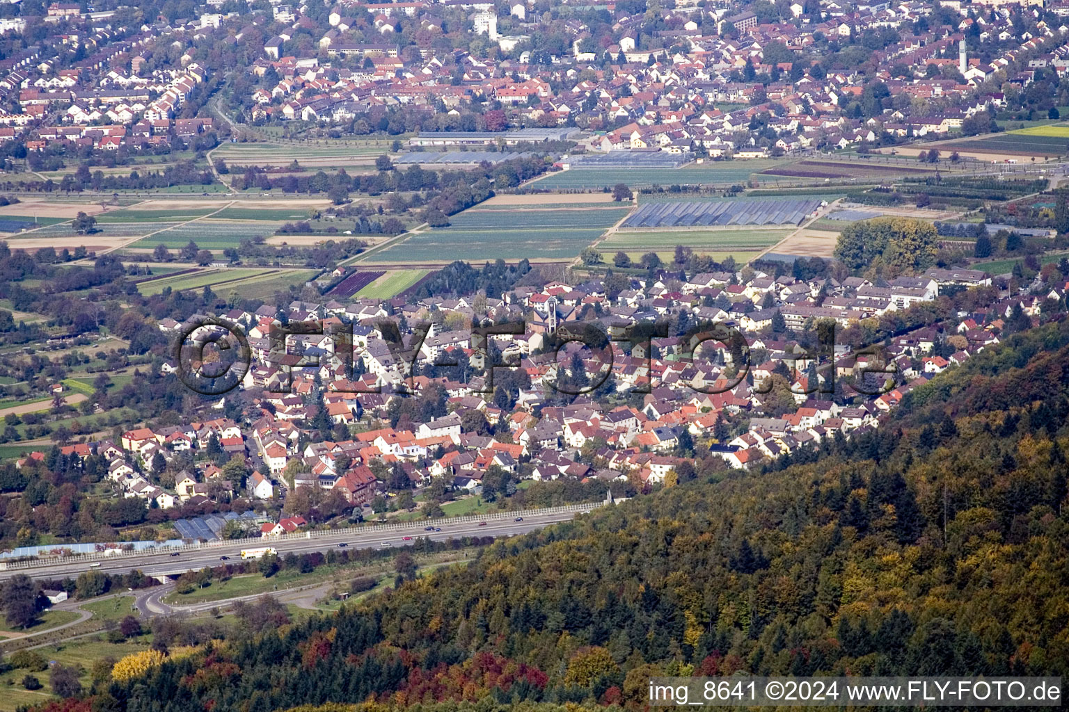 Quartier Wolfartsweier in Karlsruhe dans le département Bade-Wurtemberg, Allemagne du point de vue du drone
