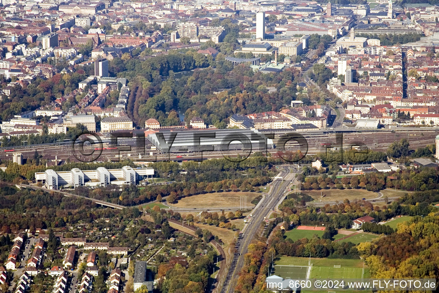 Vue aérienne de Gare centrale du sud à le quartier Südweststadt in Karlsruhe dans le département Bade-Wurtemberg, Allemagne