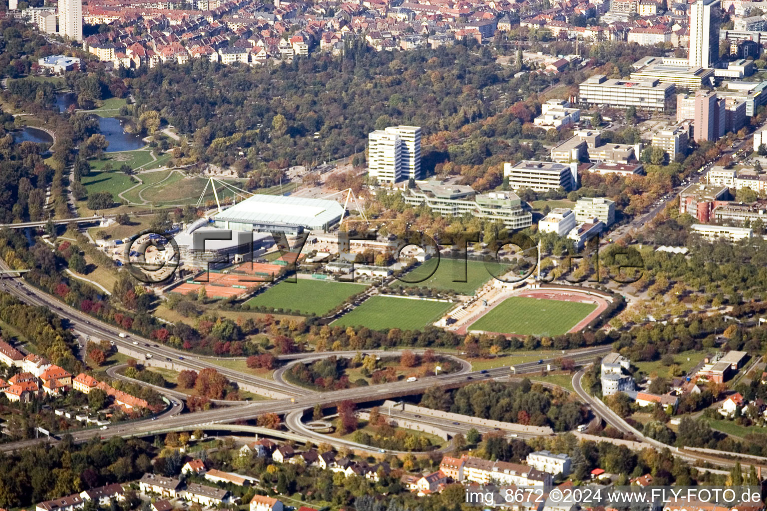 Vue aérienne de Europahalle à le quartier Südweststadt in Karlsruhe dans le département Bade-Wurtemberg, Allemagne