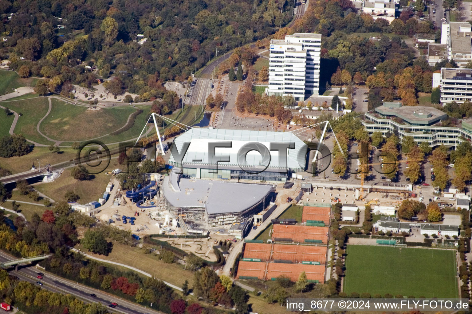 Vue oblique de Europahalle à le quartier Südweststadt in Karlsruhe dans le département Bade-Wurtemberg, Allemagne