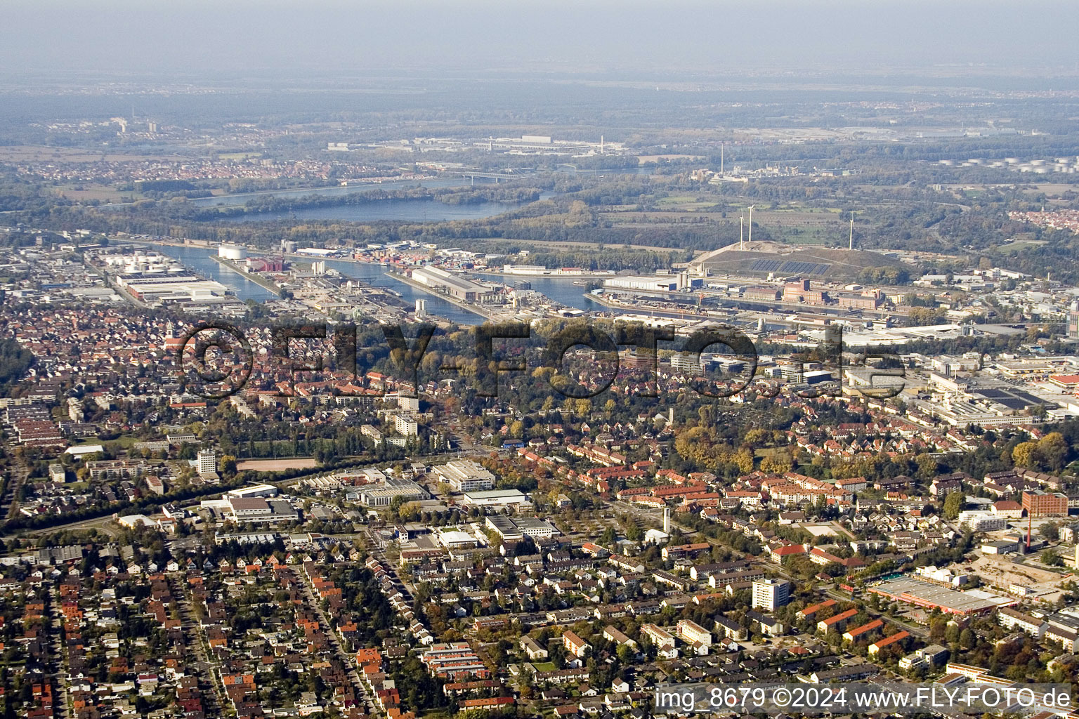 Vue aérienne de Grünwinkel et le port vus de l'est à le quartier Daxlanden in Karlsruhe dans le département Bade-Wurtemberg, Allemagne