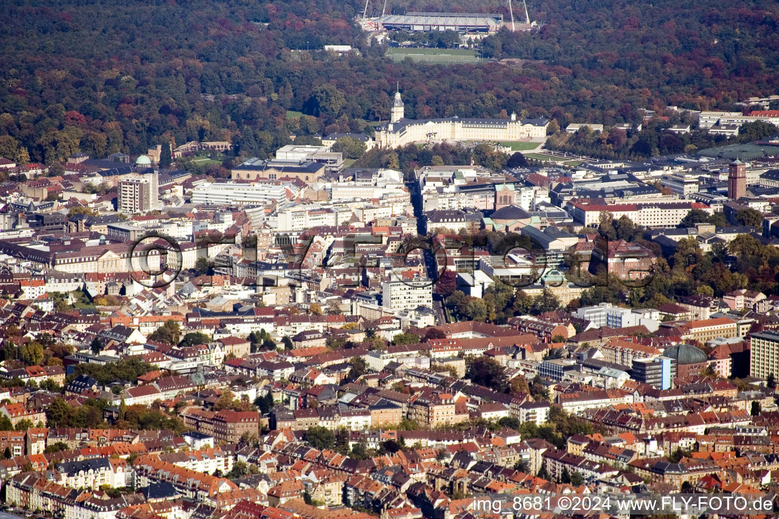 Vue aérienne de Vue panoramique sur le centre-ville, depuis le stade KSC Wildpark jusqu'au parquet fédéral en passant par le château et la Herrenstrasse. à le quartier Innenstadt-West in Karlsruhe dans le département Bade-Wurtemberg, Allemagne