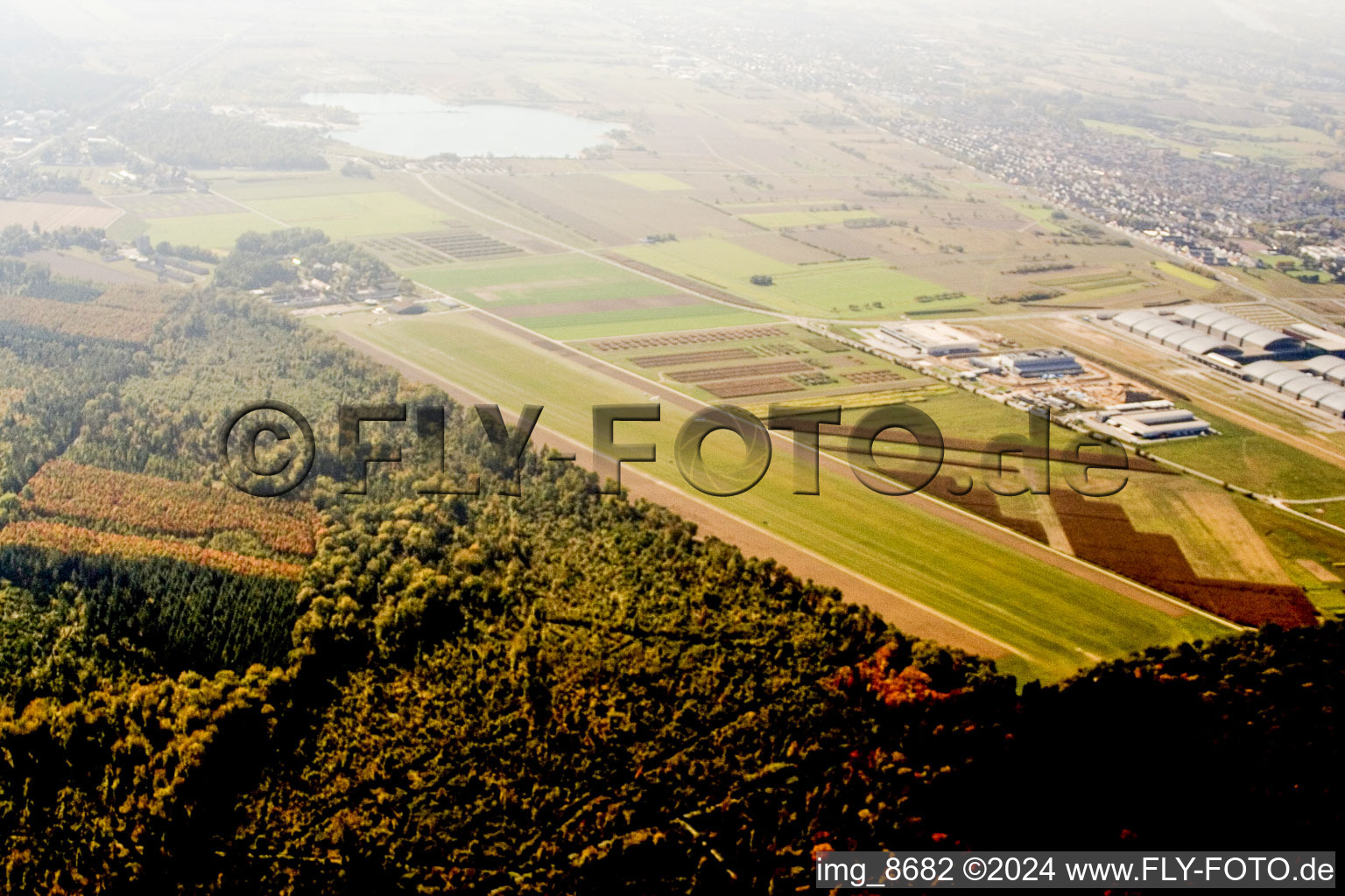 Vue aérienne de Aérodrome de planeurs de Rheinstetten à le quartier Beiertheim-Bulach in Karlsruhe dans le département Bade-Wurtemberg, Allemagne