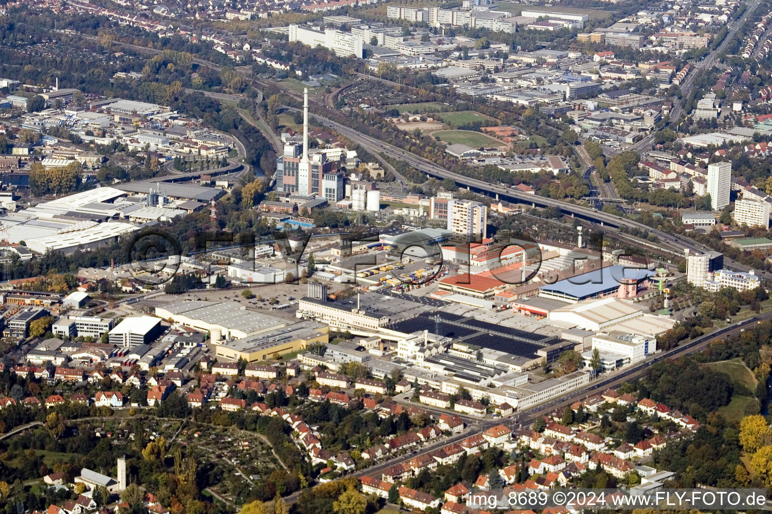 Vue aérienne de Daxlanden et le port du sud-est à le quartier Grünwinkel in Karlsruhe dans le département Bade-Wurtemberg, Allemagne