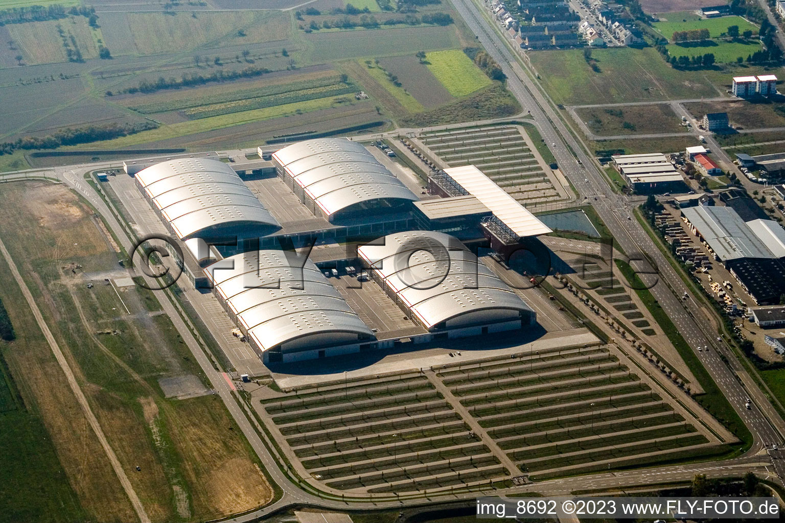 Vue aérienne de Terrain d'exposition et salles d'exposition de la DM-Arena, Karlsruher Messe- und Kongress GmbH dans le quartier Daxlanden de Karlsruhe à le quartier Forchheim in Rheinstetten dans le département Bade-Wurtemberg, Allemagne