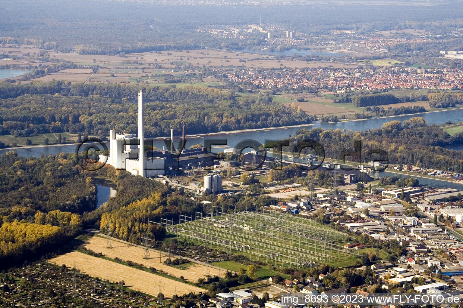 Vue aérienne de Centrale électrique à le quartier Rheinhafen in Karlsruhe dans le département Bade-Wurtemberg, Allemagne