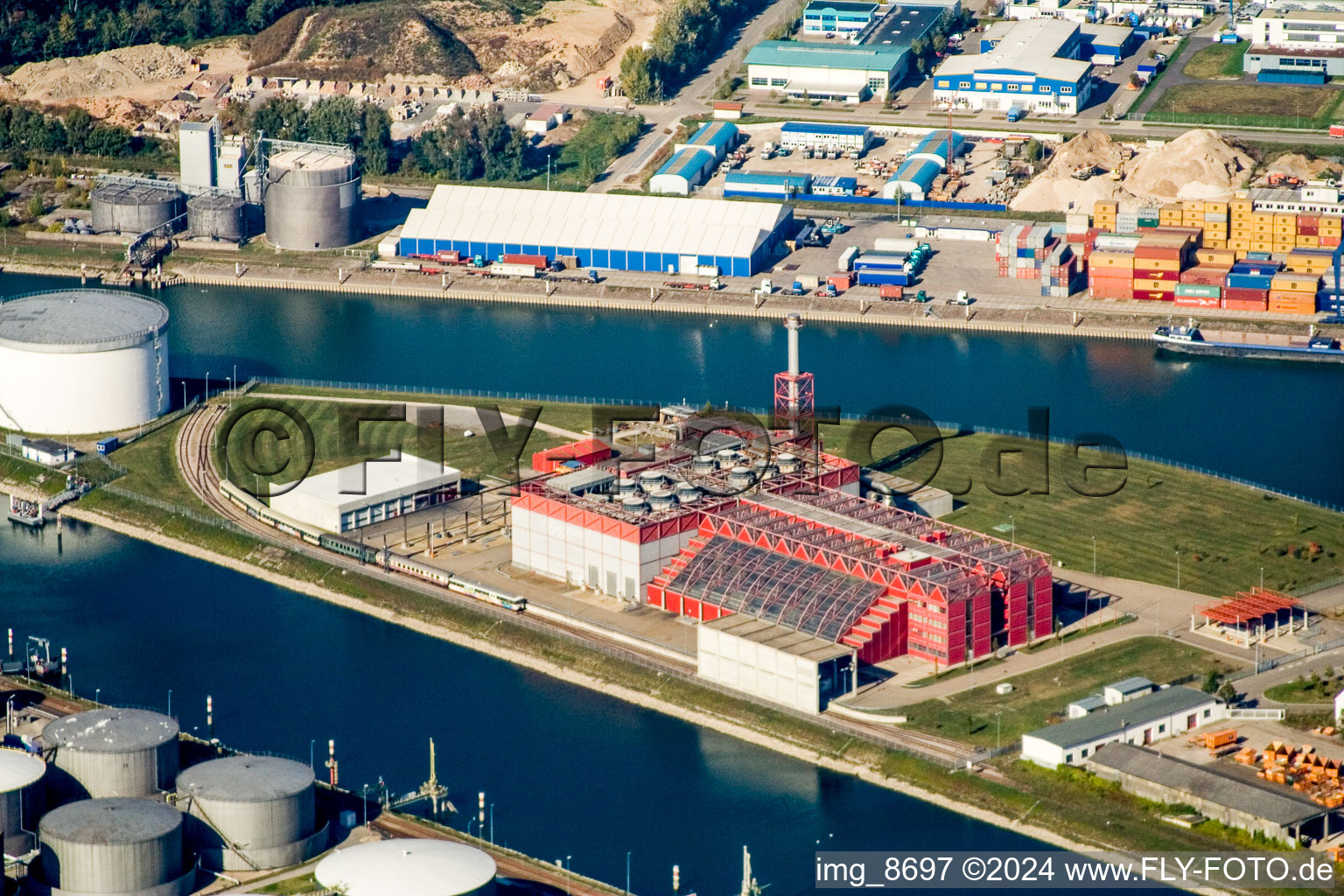 Vue aérienne de Installations de l'usine de recyclage des déchets Thermoselect en panne dans le port du Rhin de à le quartier Mühlburg in Karlsruhe dans le département Bade-Wurtemberg, Allemagne