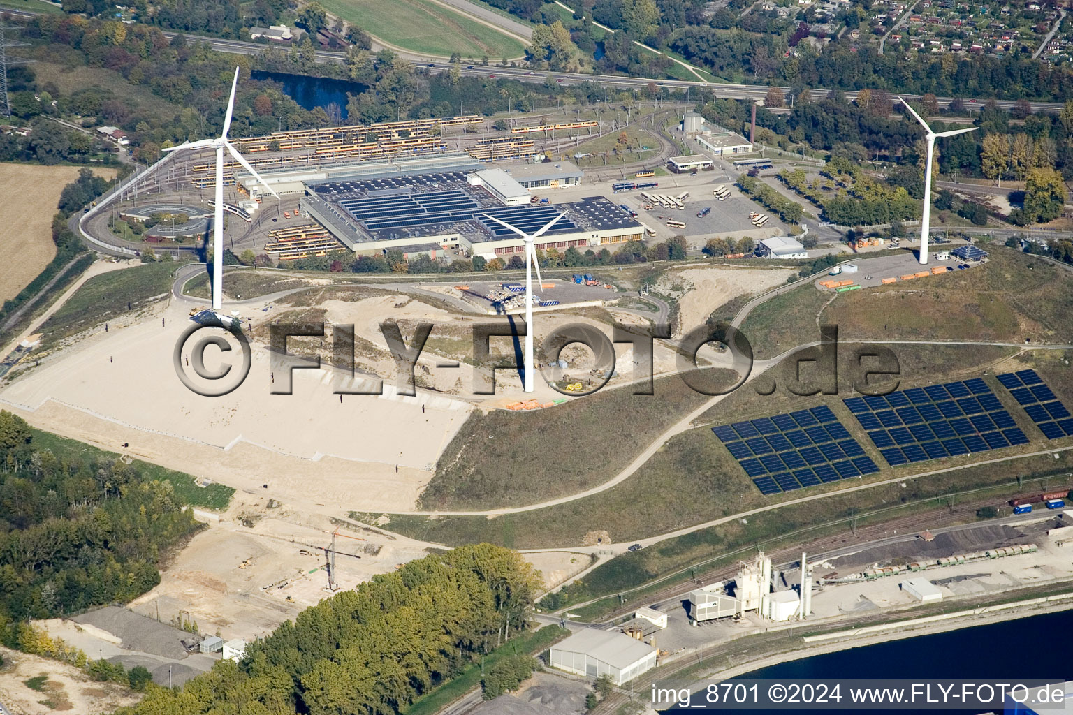 Vue aérienne de Des éoliennes sur une montagne de détritus à le quartier Rheinhafen in Karlsruhe dans le département Bade-Wurtemberg, Allemagne