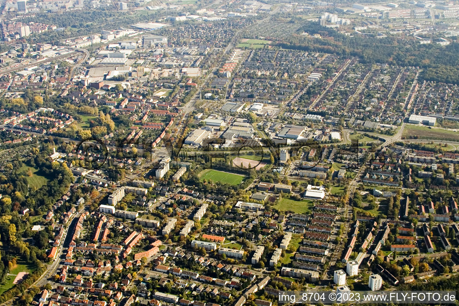 Vue aérienne de De l'ouest à le quartier Daxlanden in Karlsruhe dans le département Bade-Wurtemberg, Allemagne