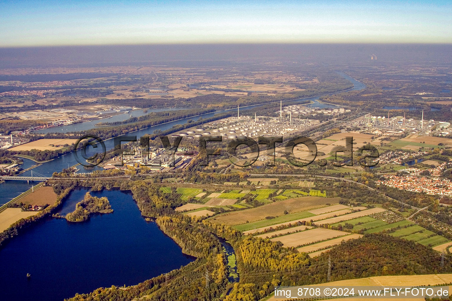 Vue aérienne de Raffinerie de pétrole MiRO Haut-Rhin à le quartier Knielingen in Karlsruhe dans le département Bade-Wurtemberg, Allemagne