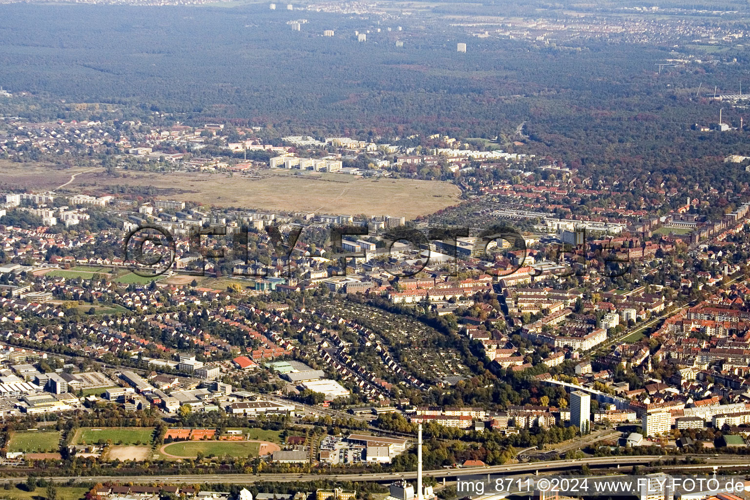 Vue aérienne de Ville du nord-ouest à le quartier Mühlburg in Karlsruhe dans le département Bade-Wurtemberg, Allemagne