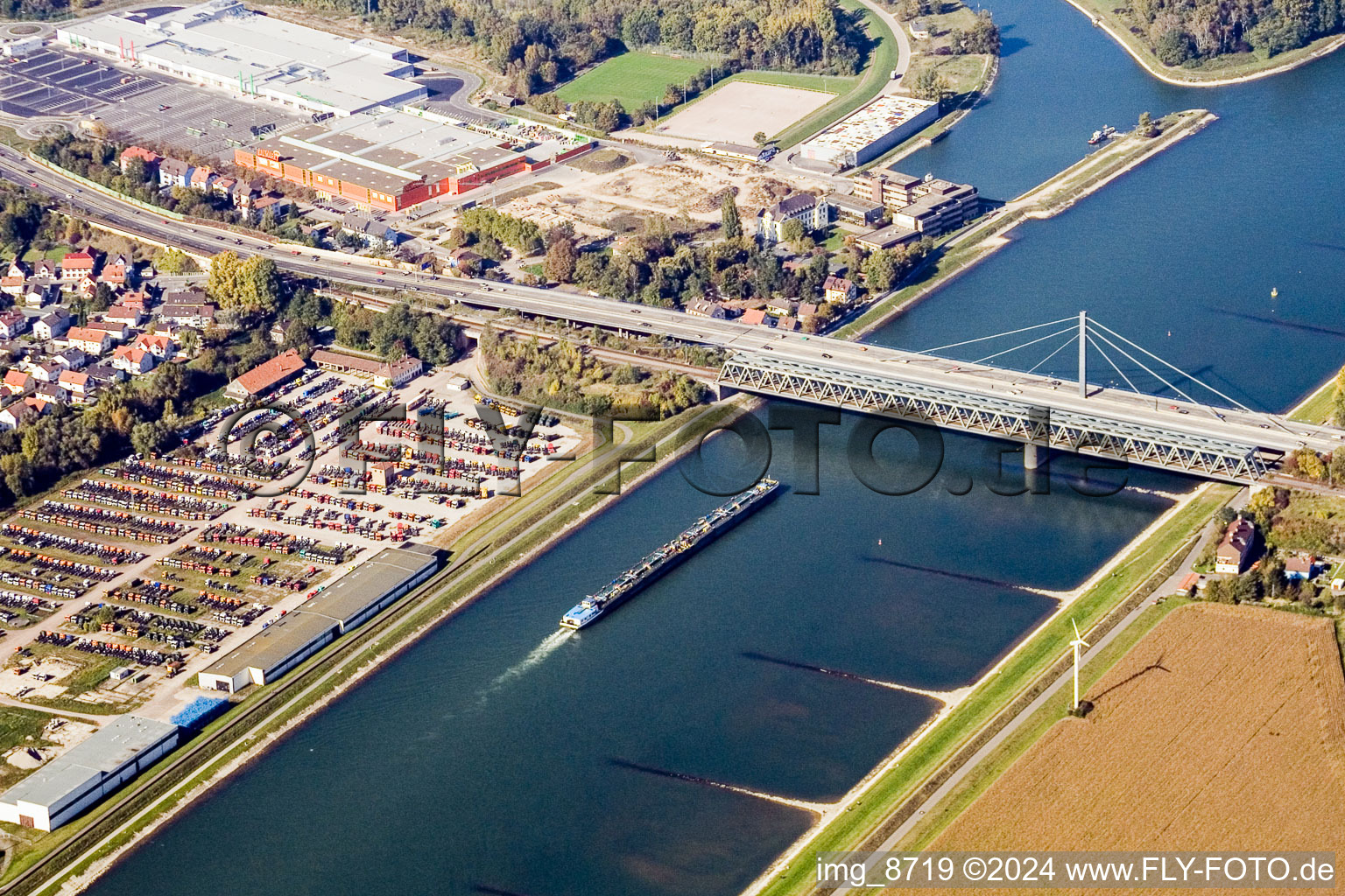 Vue d'oiseau de Ouvrages de ponts fluviaux sur la route fédérale 10 et le chemin de fer régional sur le Rhin entre Karlsruhe Maxau et Wörth am Rhein à le quartier Maximiliansau in Wörth am Rhein dans le département Rhénanie-Palatinat, Allemagne