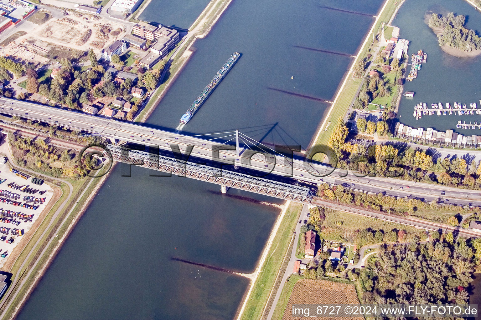 Photographie aérienne de Rivière - structure de pont sur le Rhin à le quartier Knielingen in Karlsruhe dans le département Bade-Wurtemberg, Allemagne