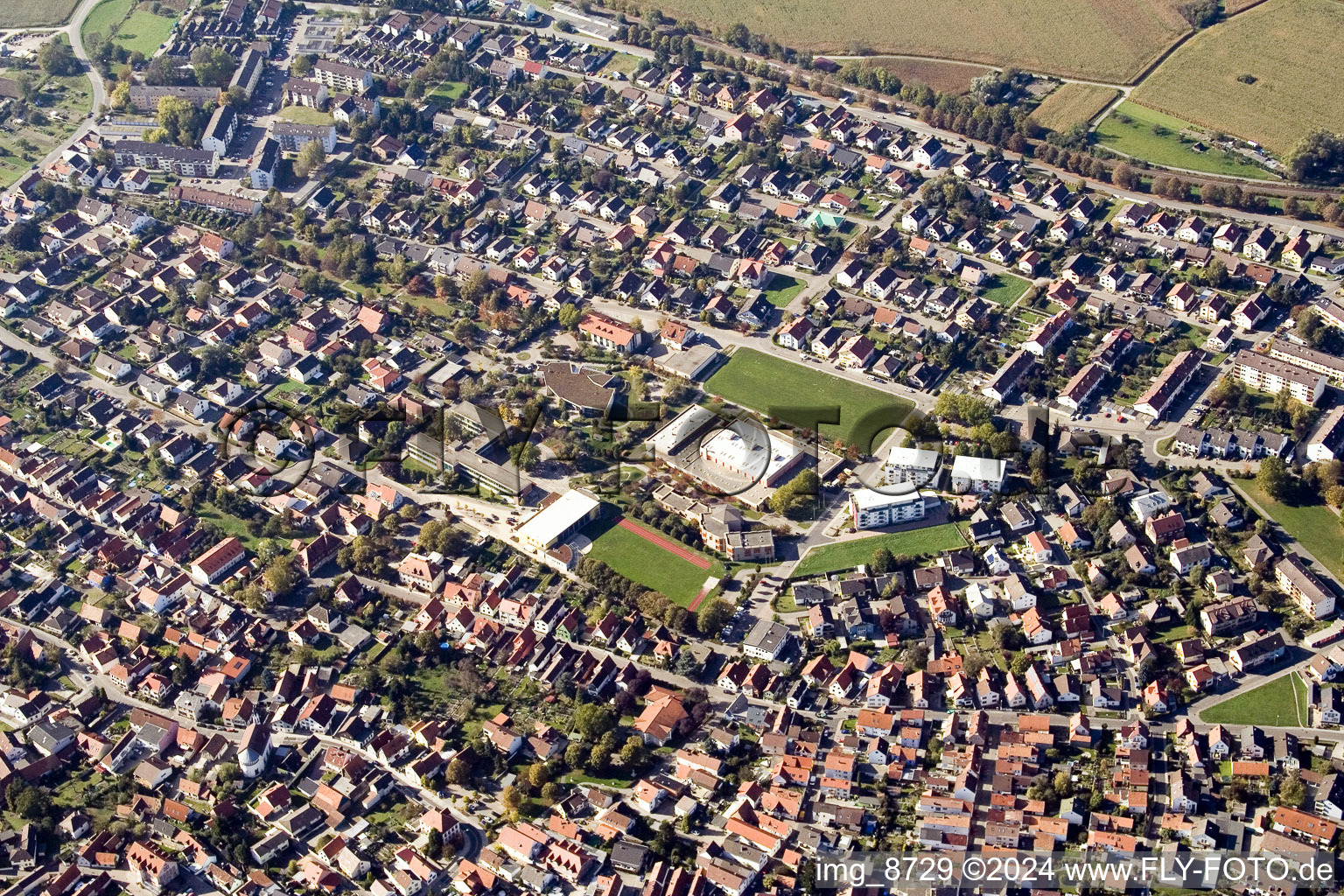 Quartier Maximiliansau in Wörth am Rhein dans le département Rhénanie-Palatinat, Allemagne du point de vue du drone