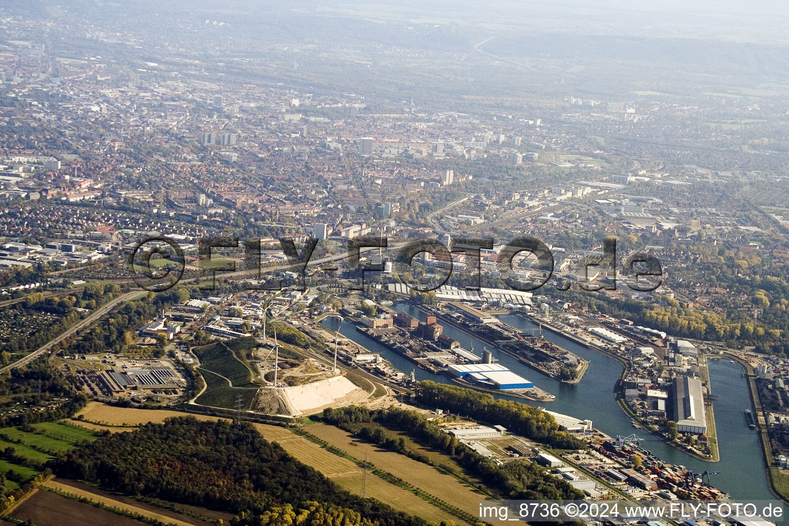 Vue aérienne de Éoliennes sur une montagne d'ordures sur Rheinhafen à le quartier Rheinhafen in Karlsruhe dans le département Bade-Wurtemberg, Allemagne