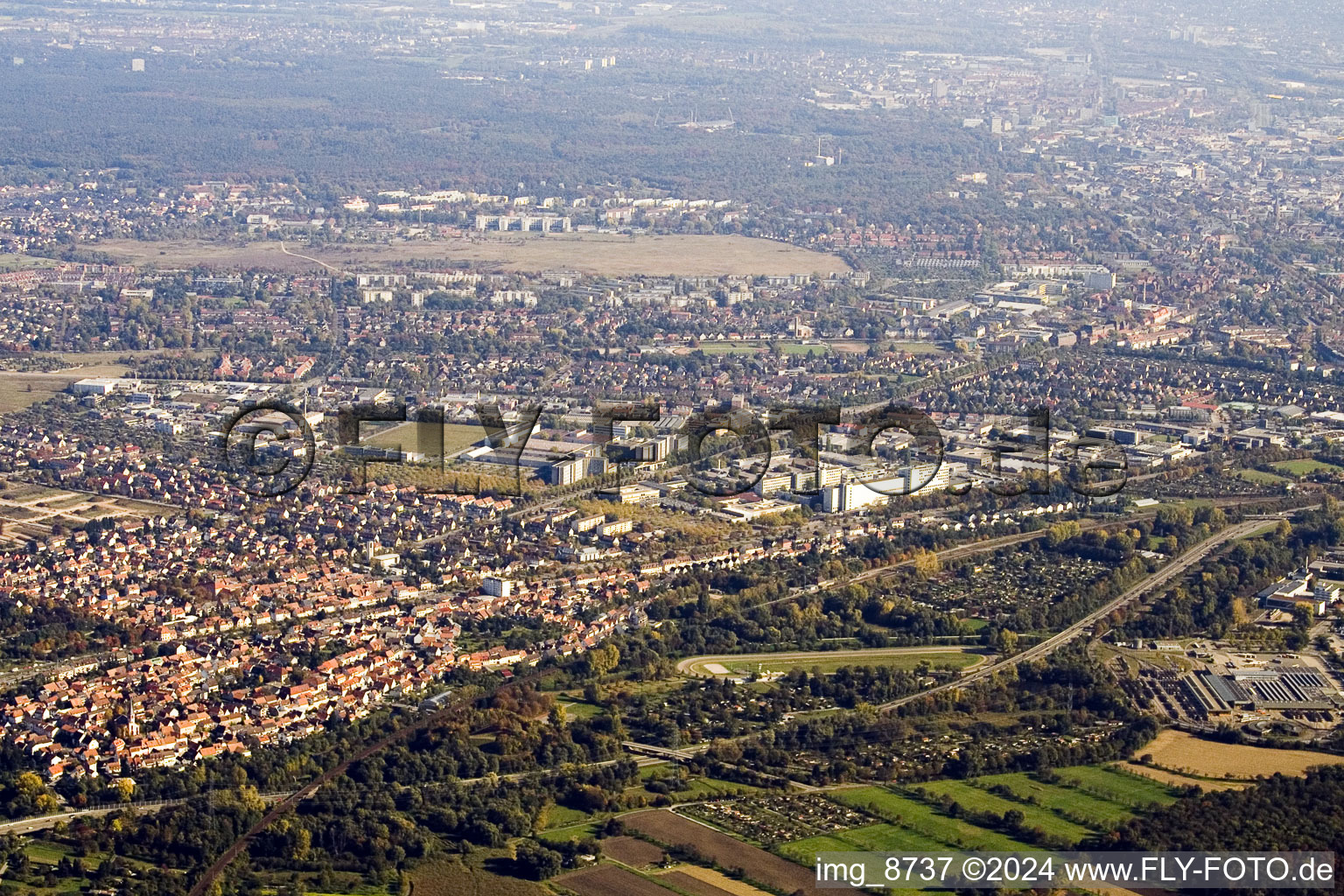 Vue aérienne de De l'ouest à le quartier Knielingen in Karlsruhe dans le département Bade-Wurtemberg, Allemagne