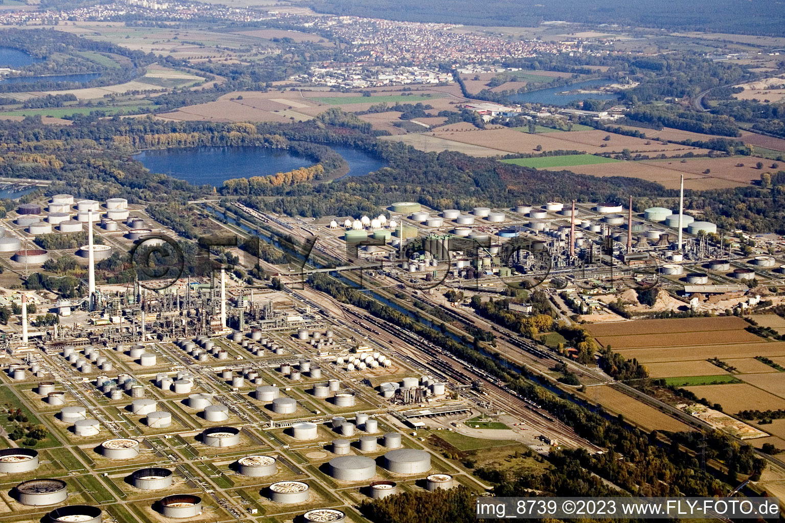 Vue aérienne de Raffinerie Shell/ExxonMobil/Ruhr Oel/Conoco Karlsruhe à le quartier Knielingen in Karlsruhe dans le département Bade-Wurtemberg, Allemagne