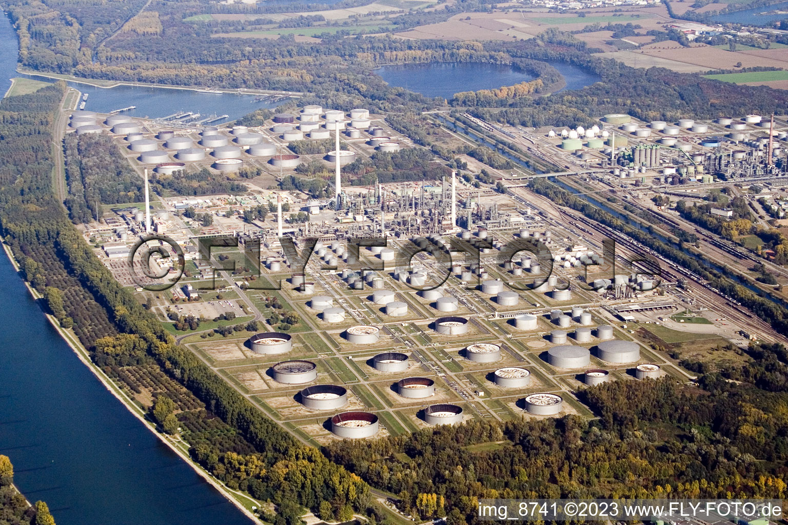Photographie aérienne de Raffinerie Shell/ExxonMobil/Ruhr Oel/Conoco Karlsruhe à le quartier Knielingen in Karlsruhe dans le département Bade-Wurtemberg, Allemagne