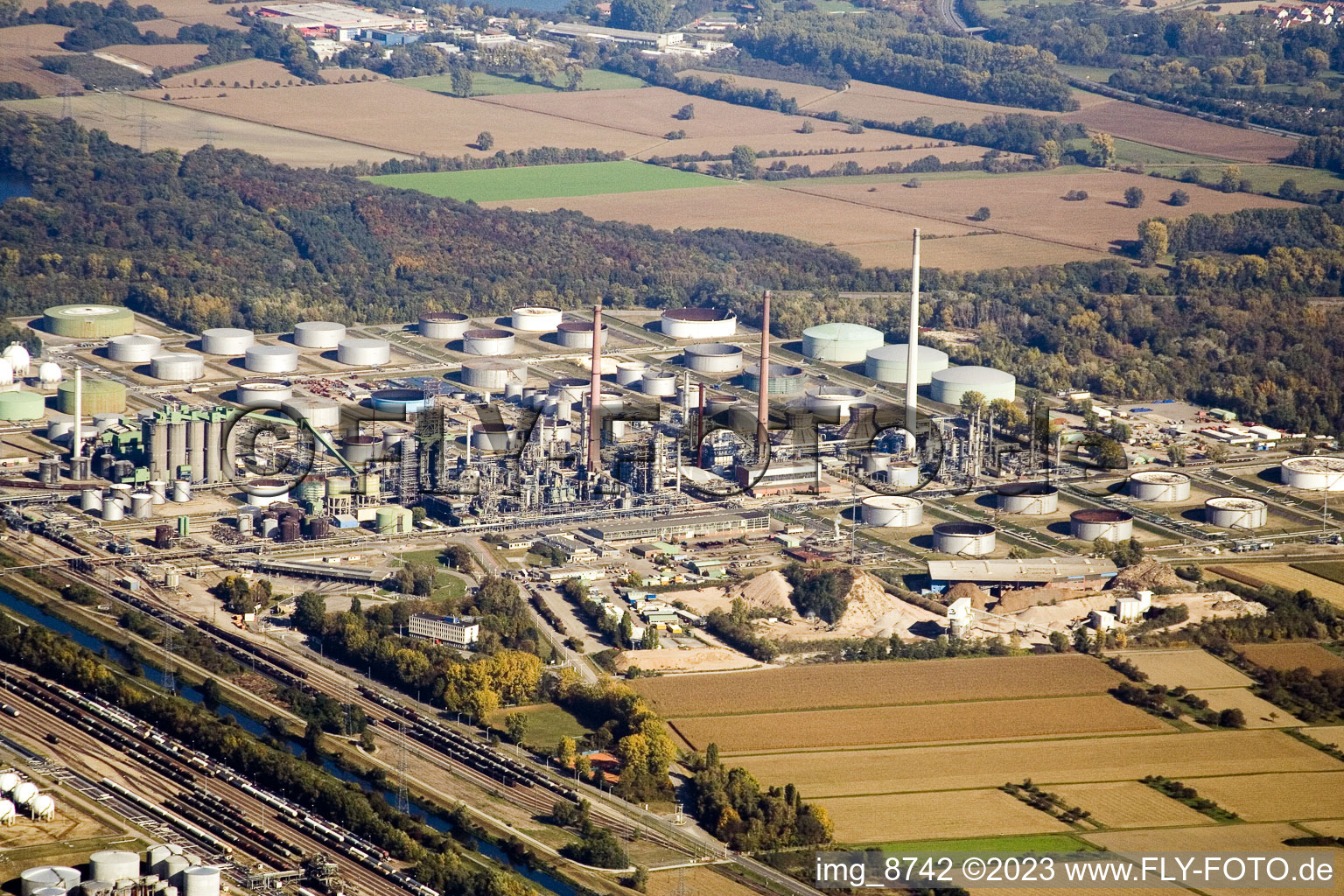 Vue oblique de Raffinerie Shell/ExxonMobil/Ruhr Oel/Conoco Karlsruhe à le quartier Knielingen in Karlsruhe dans le département Bade-Wurtemberg, Allemagne