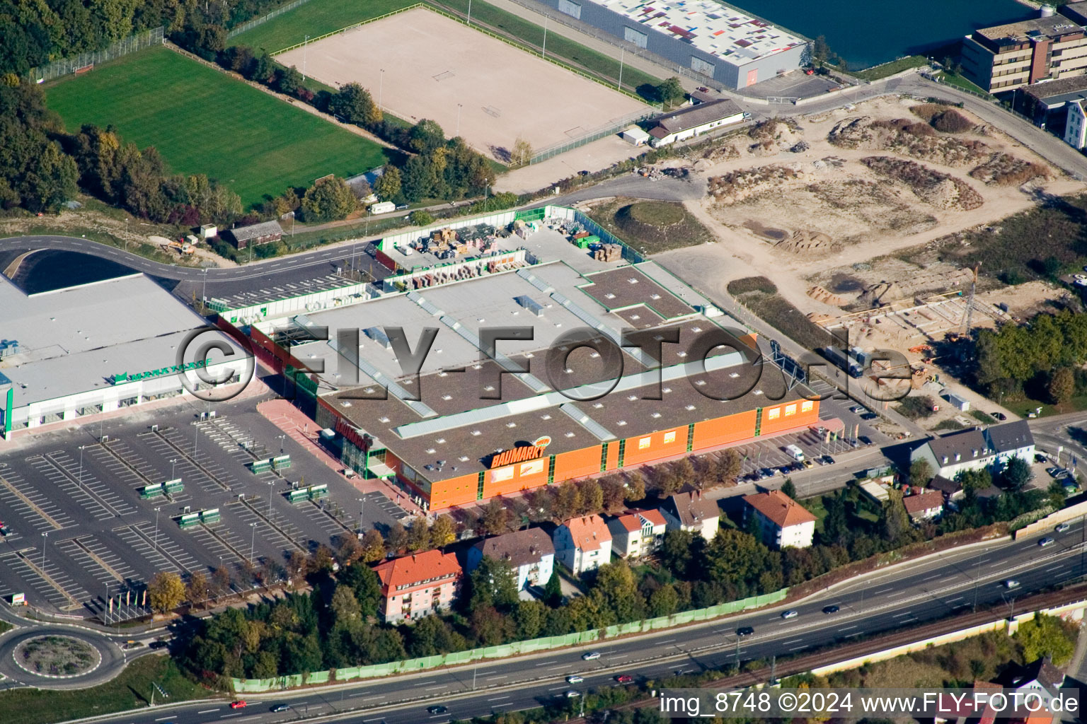 Vue aérienne de Centre de magasin spécialisé Maximiliancenter à Wörth-Maximiliansau Quincaillerie Globus à le quartier Maximiliansau in Wörth am Rhein dans le département Rhénanie-Palatinat, Allemagne