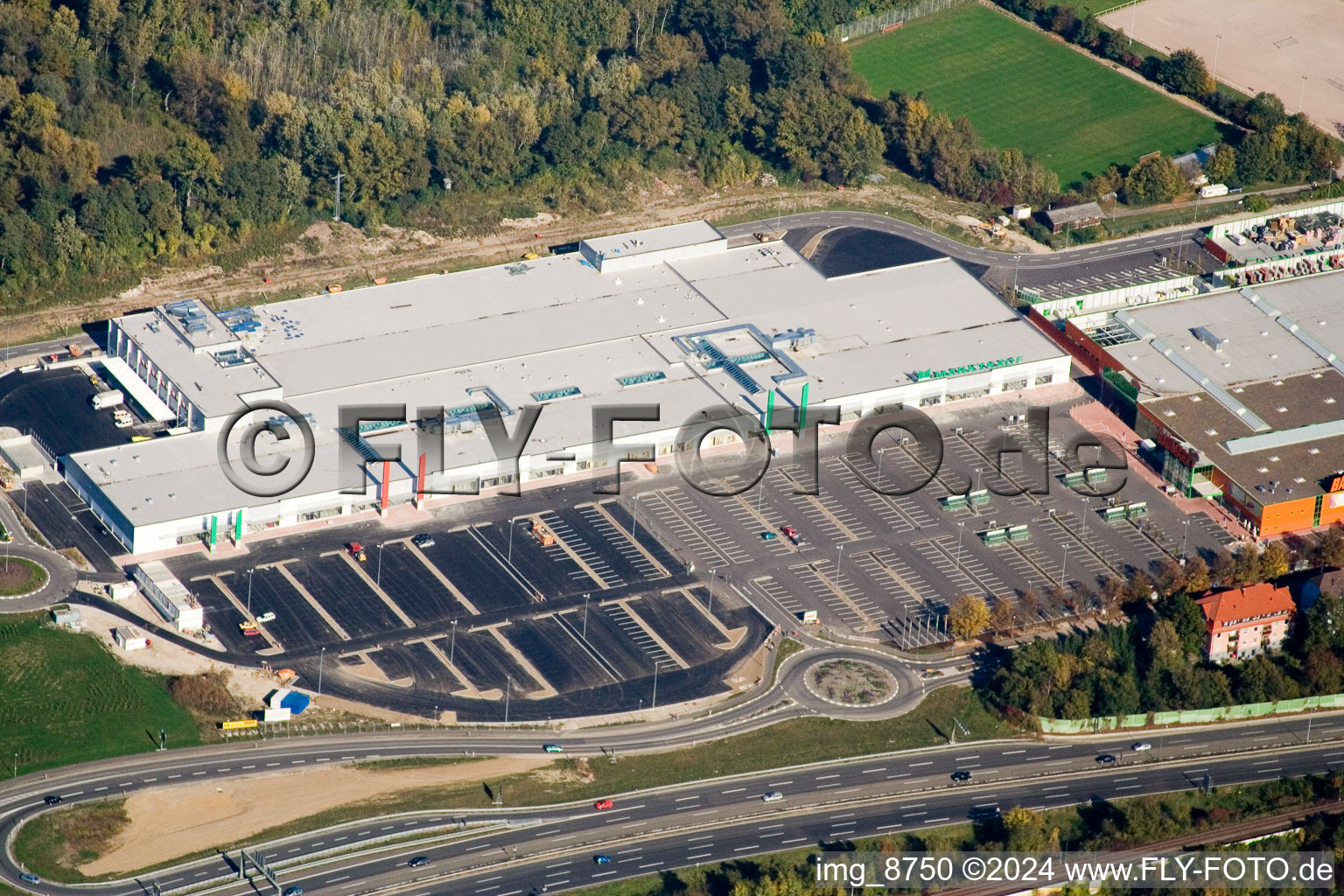 Vue aérienne de Parc commercial Maximiliancenter à Wörth-Maximiliansau, Marktkauf à le quartier Maximiliansau in Wörth am Rhein dans le département Rhénanie-Palatinat, Allemagne