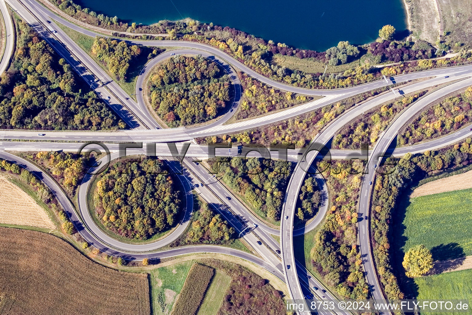 Vue aérienne de Orientation du trafic et chaussées à la jonction autoroutière AS Wörther Kreuz du BAB A65 avec B9 à le quartier Maximiliansau in Wörth am Rhein dans le département Rhénanie-Palatinat, Allemagne