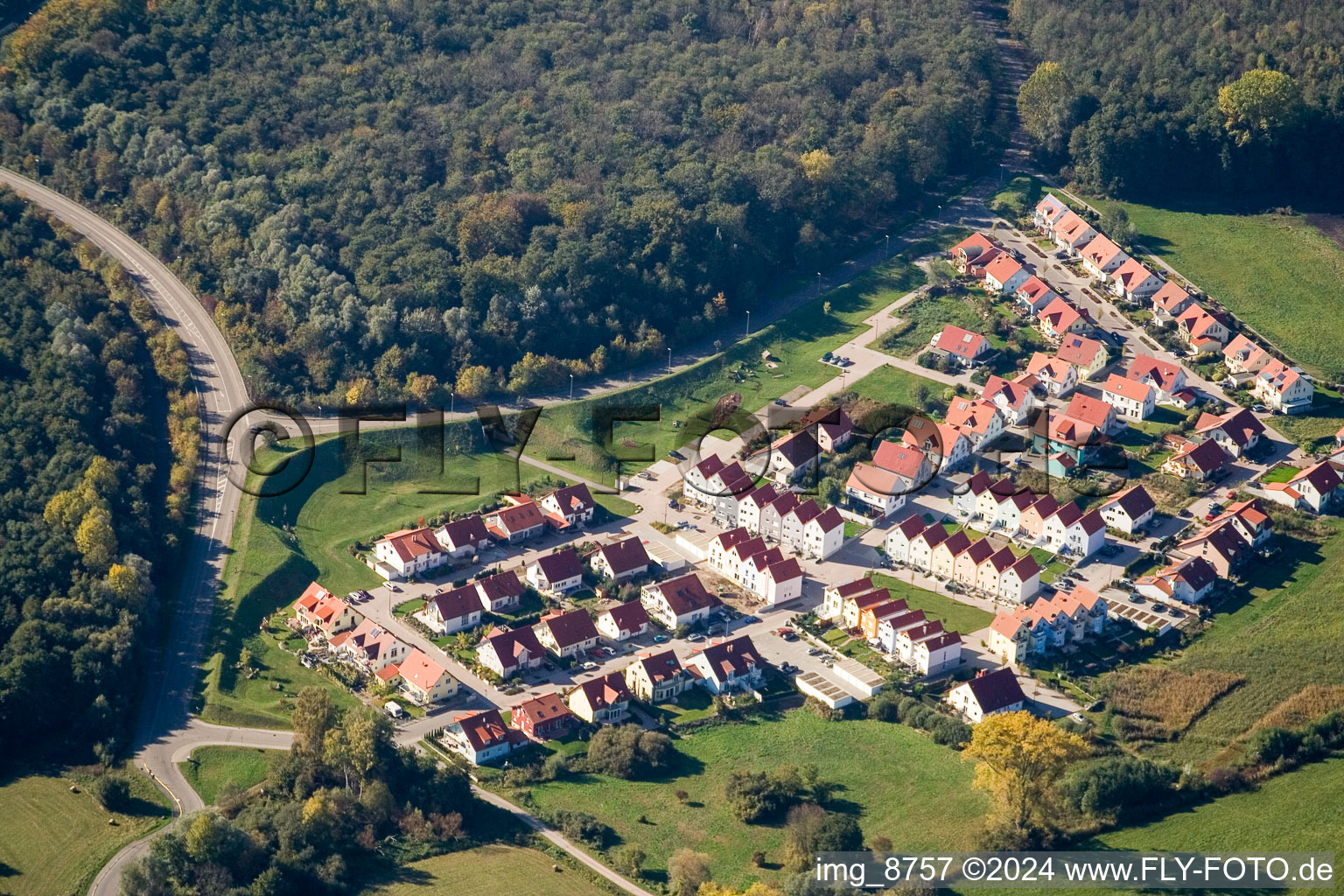 Vue aérienne de Nouvelle zone de développement au parc balnéaire à Wörth am Rhein dans le département Rhénanie-Palatinat, Allemagne