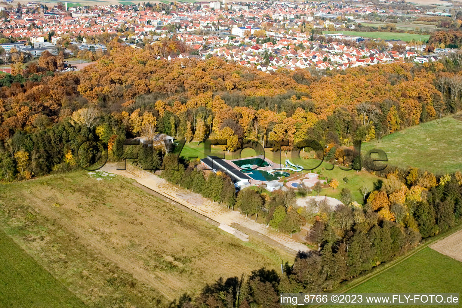 Piscine forestière à Kandel dans le département Rhénanie-Palatinat, Allemagne depuis l'avion