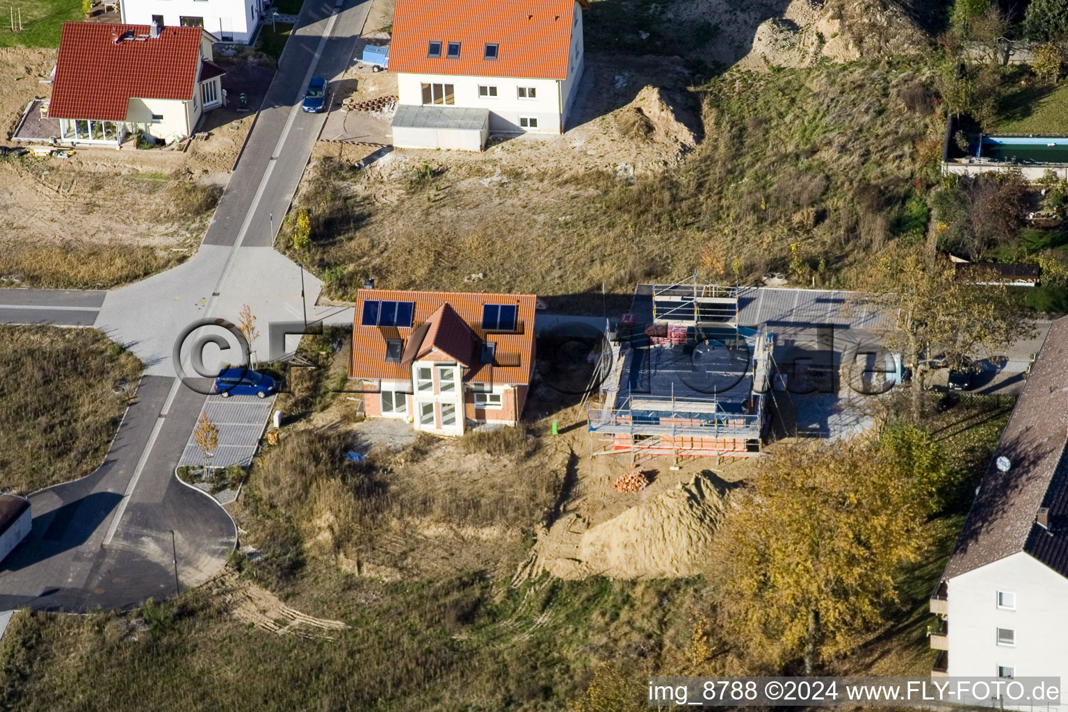 Sur le chemin élevé à Kandel dans le département Rhénanie-Palatinat, Allemagne vue du ciel