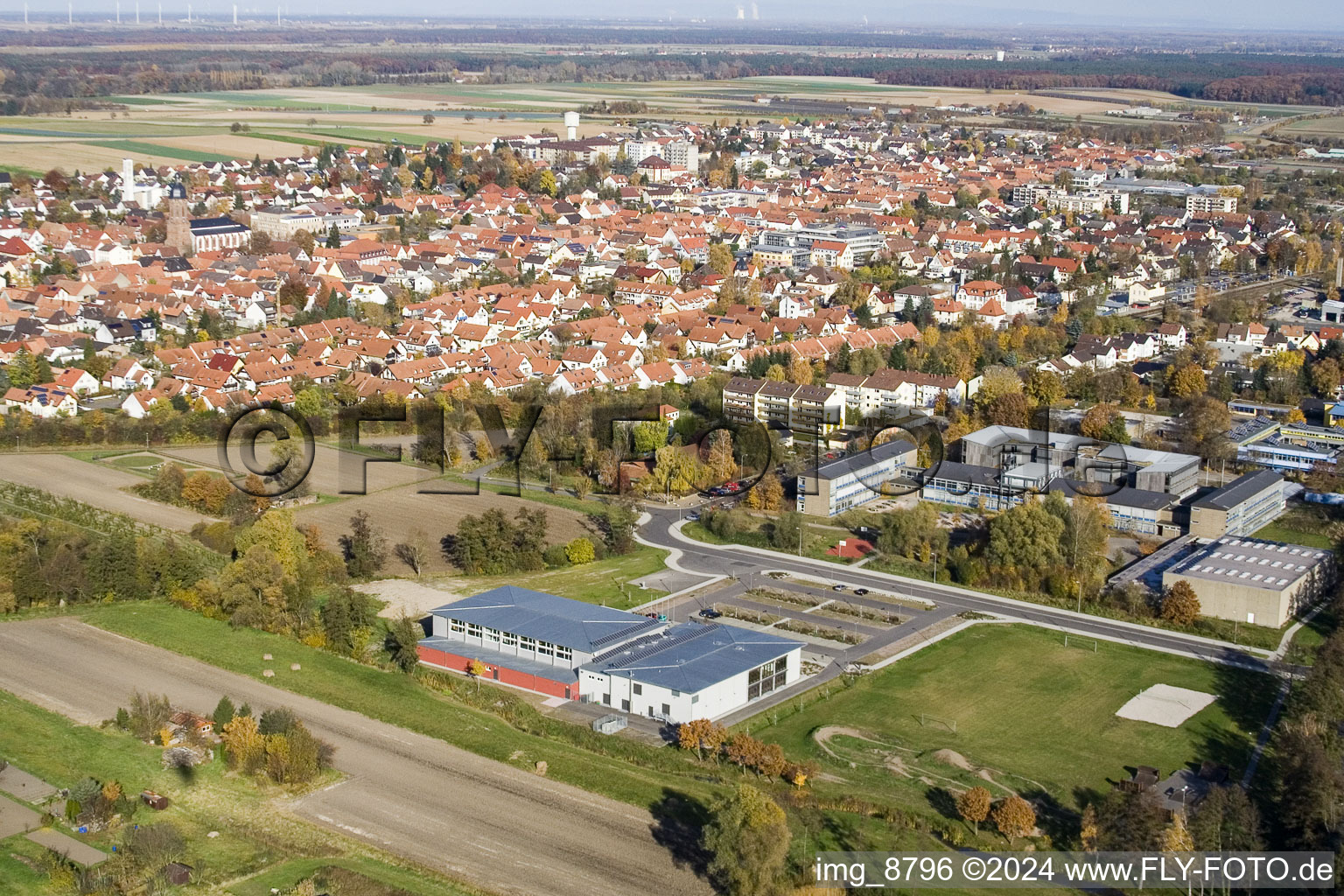 Enregistrement par drone de Bienwaldhalle à Kandel dans le département Rhénanie-Palatinat, Allemagne