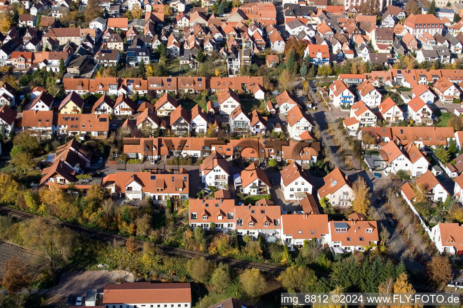 Sur le chemin élevé à Kandel dans le département Rhénanie-Palatinat, Allemagne du point de vue du drone