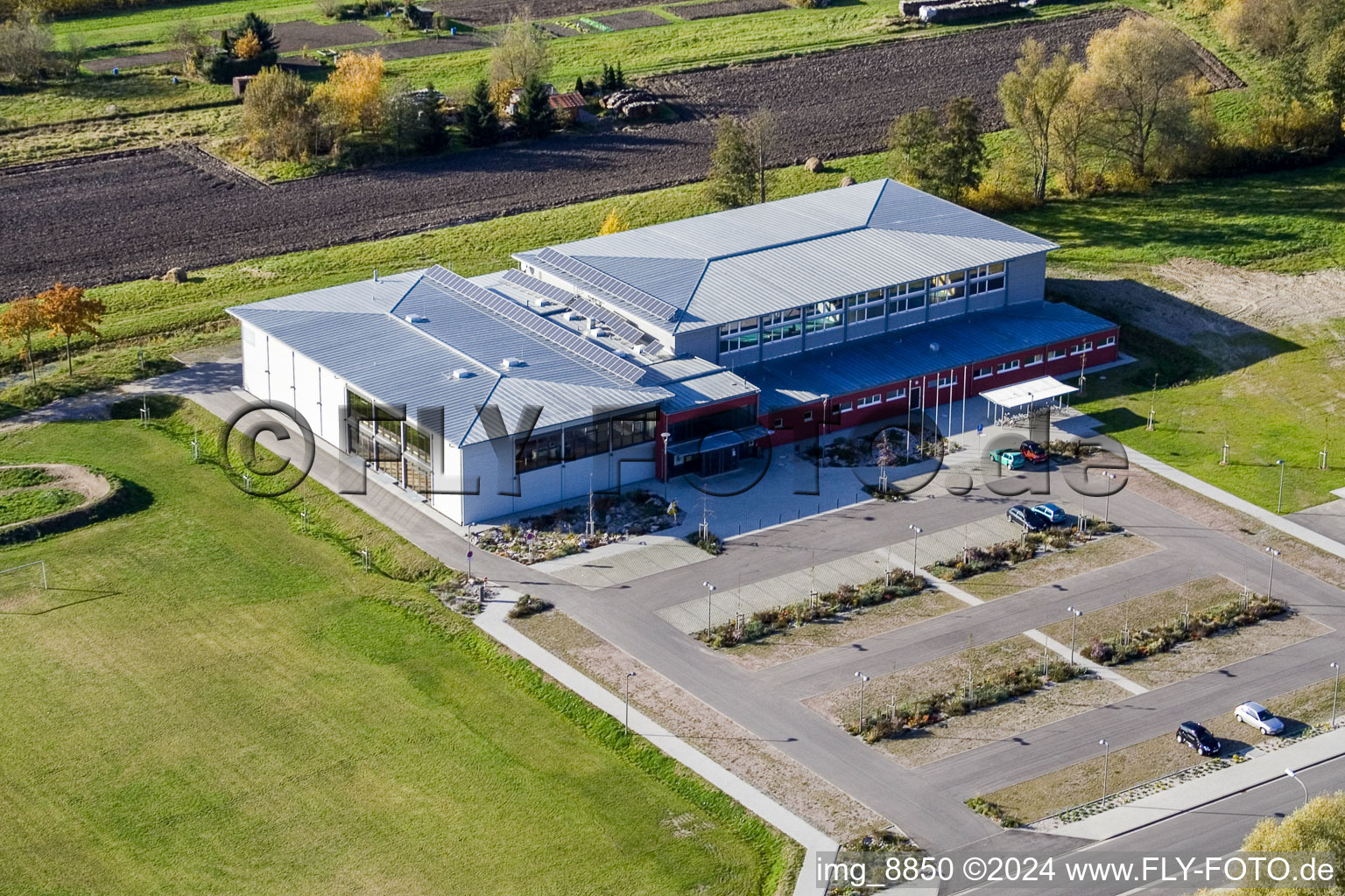 Bienwaldhalle à Kandel dans le département Rhénanie-Palatinat, Allemagne du point de vue du drone