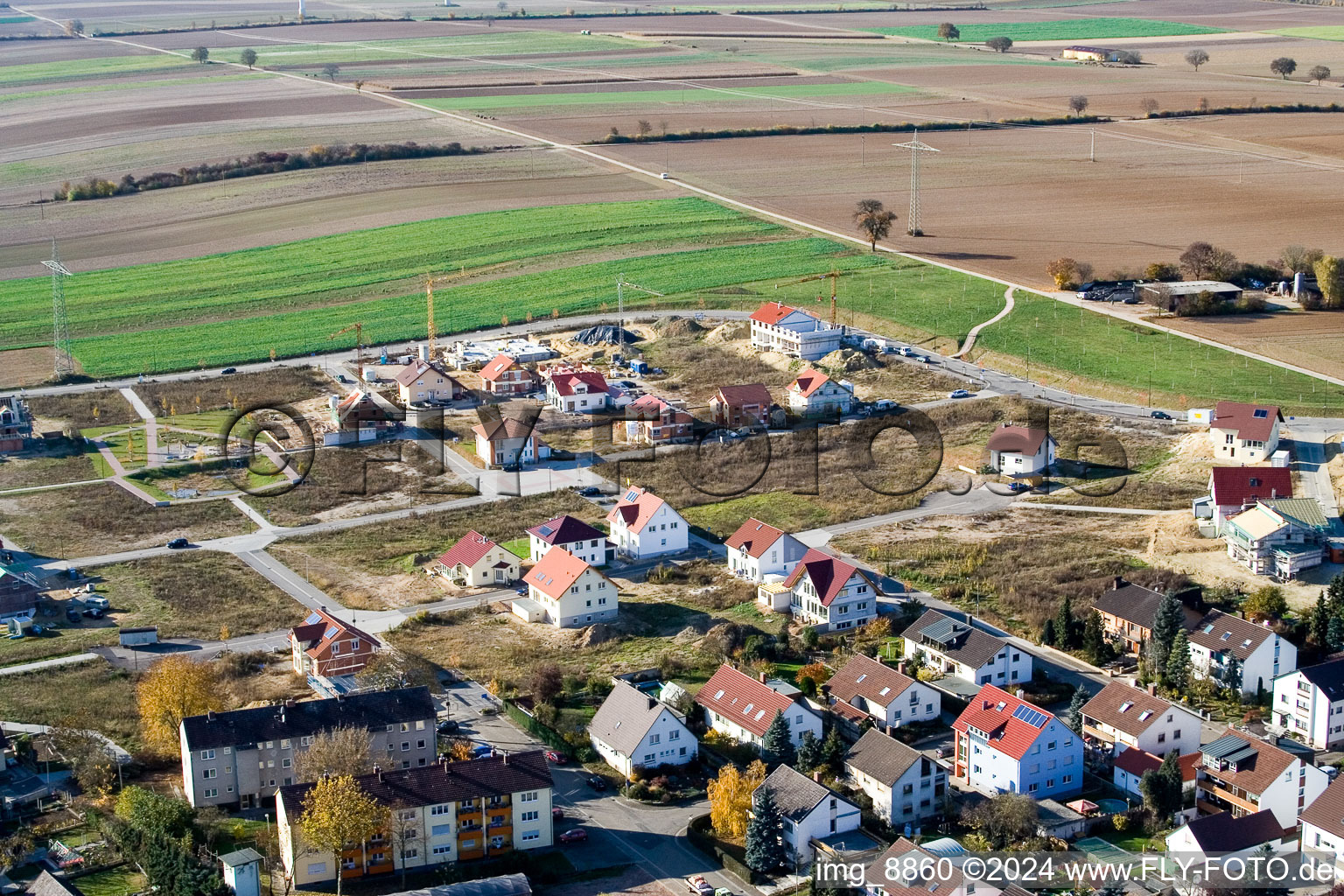 Sur le chemin élevé à Kandel dans le département Rhénanie-Palatinat, Allemagne d'en haut