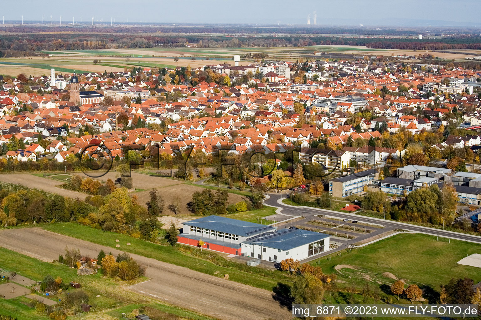Bienwaldhalle à Kandel dans le département Rhénanie-Palatinat, Allemagne du point de vue du drone