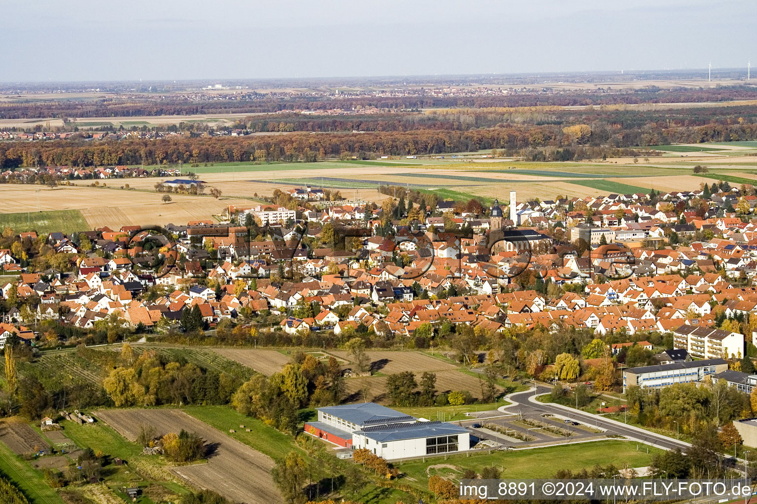 Vue d'oiseau de Bienwaldhalle à Kandel dans le département Rhénanie-Palatinat, Allemagne