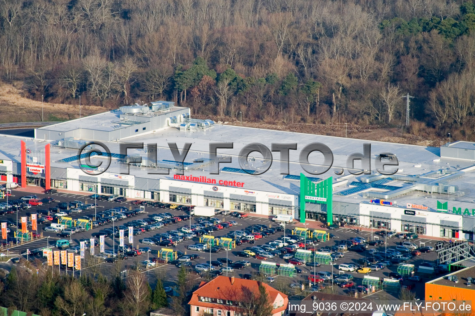 Vue d'oiseau de Centre Maximilien à le quartier Maximiliansau in Wörth am Rhein dans le département Rhénanie-Palatinat, Allemagne