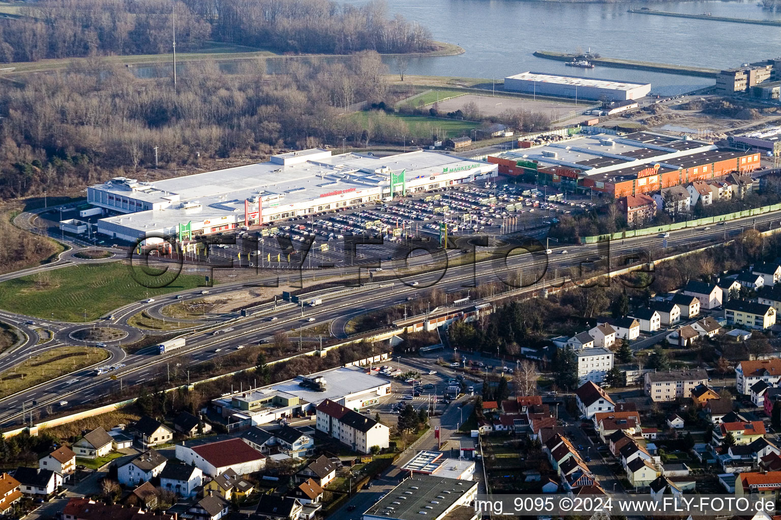 Vue aérienne de Centre Maximilien à le quartier Maximiliansau in Wörth am Rhein dans le département Rhénanie-Palatinat, Allemagne