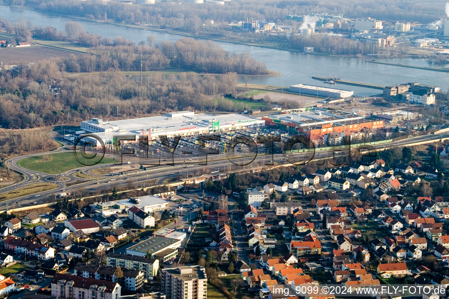 Vue aérienne de Centre commercial Maximilianscenter à le quartier Maximiliansau in Wörth am Rhein dans le département Rhénanie-Palatinat, Allemagne