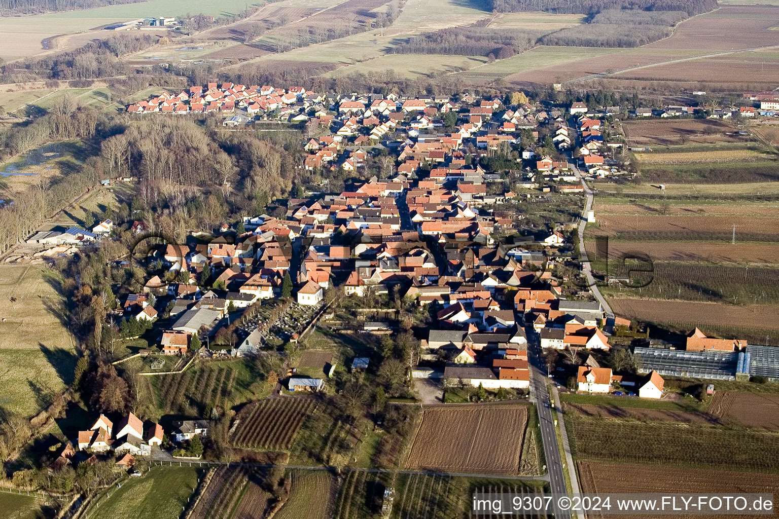 Vue aérienne de Vue sur le village à Winden dans le département Rhénanie-Palatinat, Allemagne