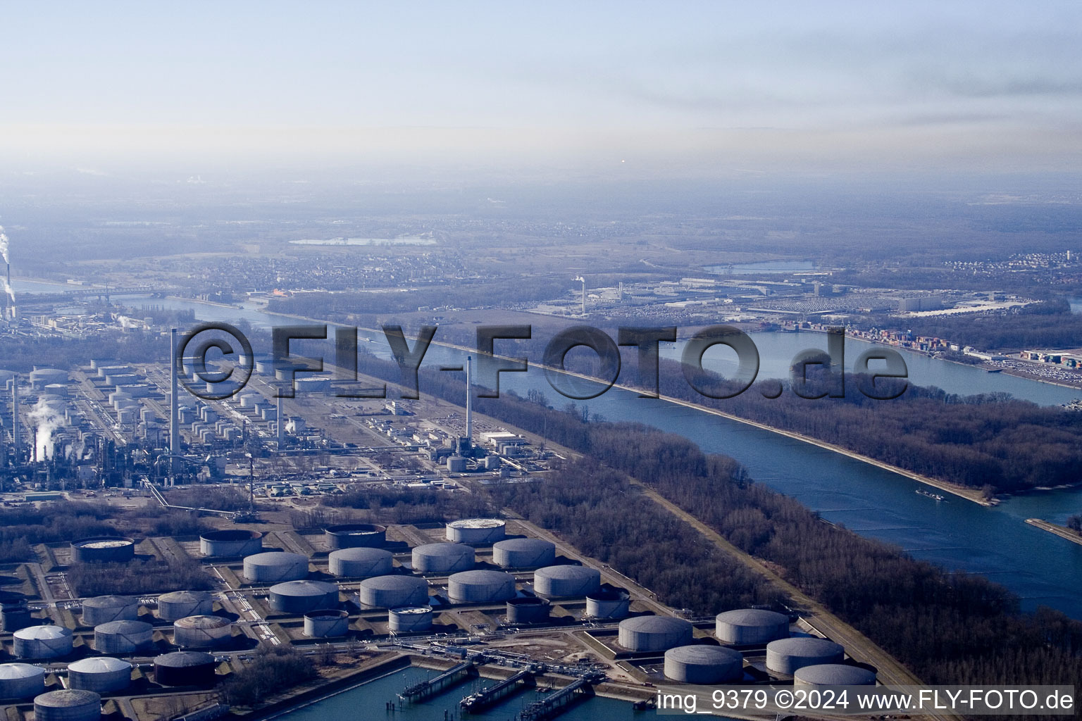 Vue aérienne de Raffineries N de Knielingen à le quartier Knielingen in Karlsruhe dans le département Bade-Wurtemberg, Allemagne